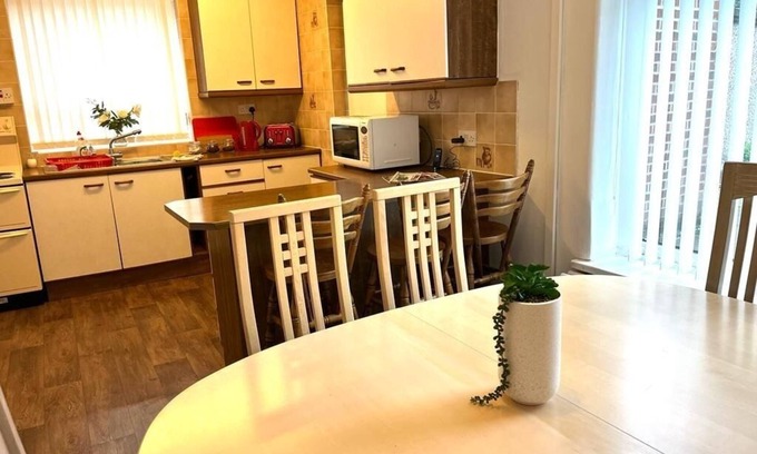 Irlam Apartment | Family-Friendly Retreat with Breakfast Included