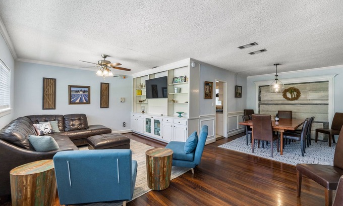 Mobile House | Grand 3-Bedroom Retreat: Fun & Pet-Friendly Near Mardi Gras