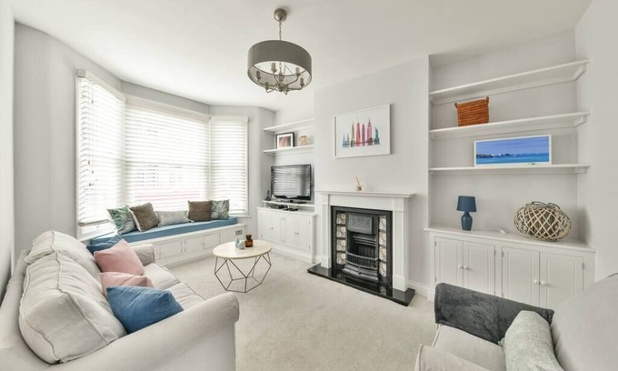Southfields House | Family-Friendly Home with Garden and Pet Amenities