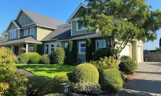 Duncan House | Inviting Family Home with Pool in Cowichan Valley