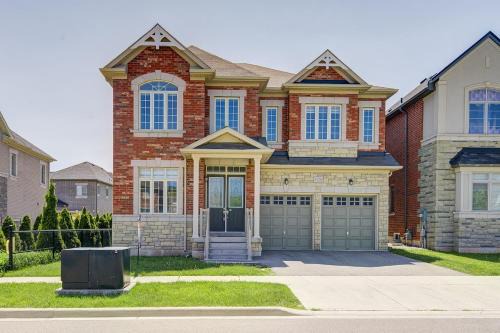 Oakville House | Spacious Family Retreat with Free Parking