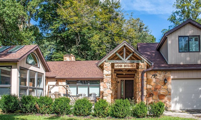 Union Pier House | Family Villa with Private Pool, WiFi & Firepit Near Beaches