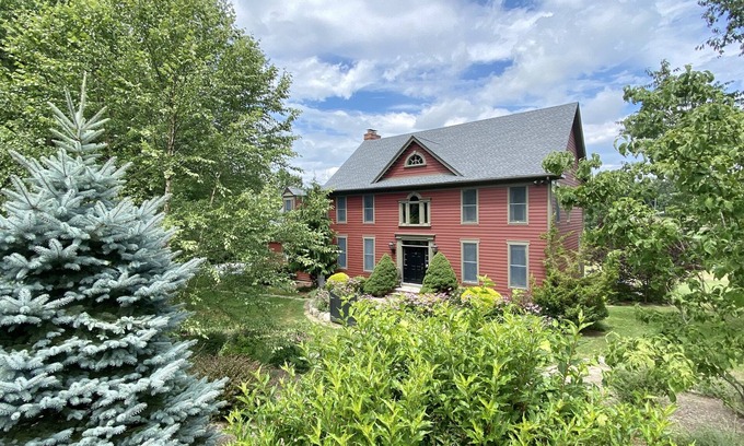 Warwick House | Idyllic Lake Farmhouse - Perfect Getaway Near NYC
