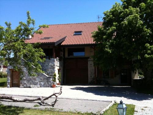 Larringes Apartment | Inviting Farmhouse Apartment with Lake & Mountain Views