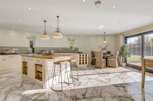 Hethel House | Modern 5-Bed Retreat with Parking and Spacious Garden
