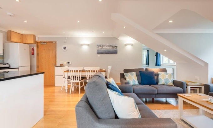 Carlyon Bay Apartment | Prime Flat Steps from Carlyon Bay Beach with Ocean View