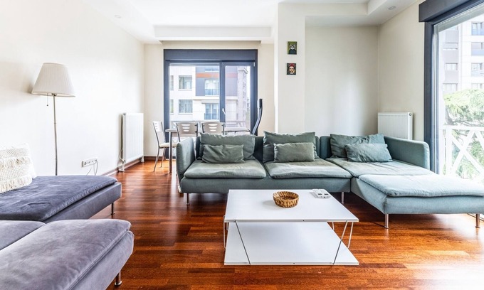 Suadiye Apartment | Modern Flat Near Bagdat Avenue in Suadiye with Kitchen