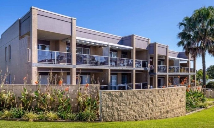 Batemans Bay Apartment | Comfortable Flat with Parking & EV Charging Station