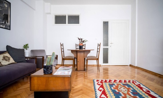 Kabatas Apartment | Central Beyoglu Flat: Family-Friendly and Accessible Stay
