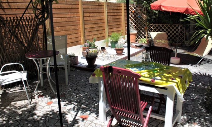 Ceret Apartment | Secluded Garden Flat: Ocean Views in Historic Town