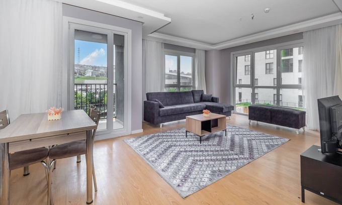 Esenyurt Apartment | Spacious Flat with Shared Pool in Esenyurt