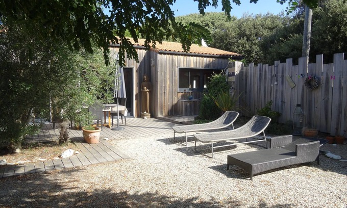 Domino House | Inviting Home Just Steps from the Ocean with Top Amenities