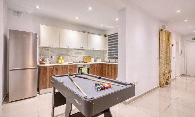 Msida Apartment | Spacious, Fully Equipped 3BR Apartment with AC, WiFi, Pool Table - Central Area