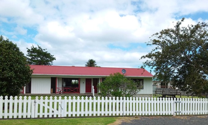 Coromandel House | Spacious/Fully fenced/Pet Friendly/Internet - 250m to Township.