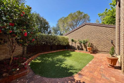 Braddon Apartment | Spacious garden apartment