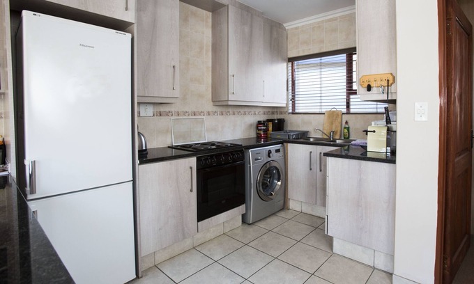 Greater Johannesburg Metropolitan Area Cottage | Cozy Garden Cottage with Pool and Breakfast Included