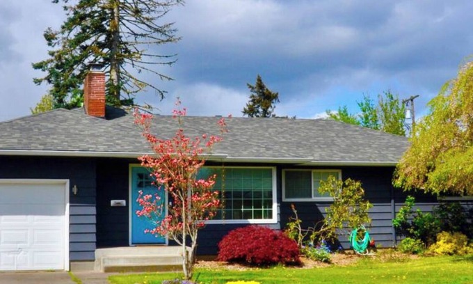 Montavilla House | Historic Montavilla Retreat Near Mt Tabor with Spa & Breakfast