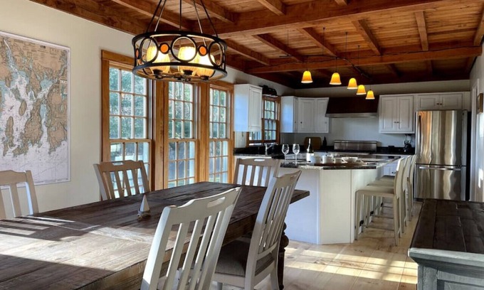 Newport East House | Idyllic Retreat Near Newport with Ocean Views & Breakfast