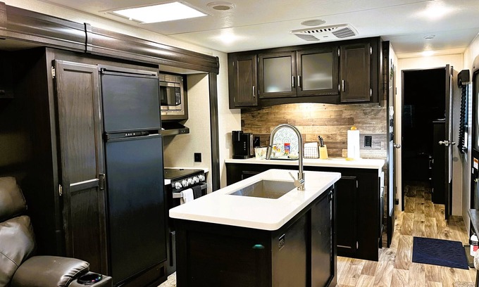 Dripping Springs House | Spacious Glamper with TWO fireplaces, sleeps 2-4 in charming Dripping Springs