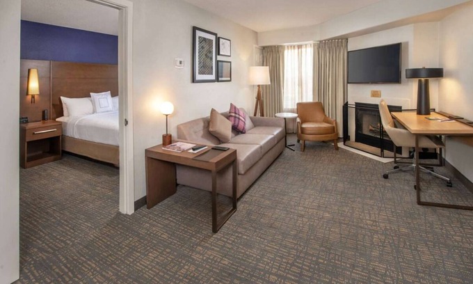 Linthicum Heights Hotel | Affordable Accommodation with Pool & Free Breakfast Awaits!