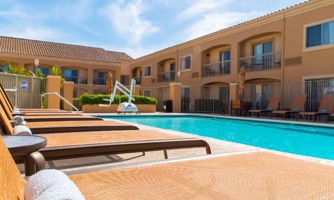 Camarillo Hotel | Budget-Friendly Accommodation with Pool Near Pleasant Valley
