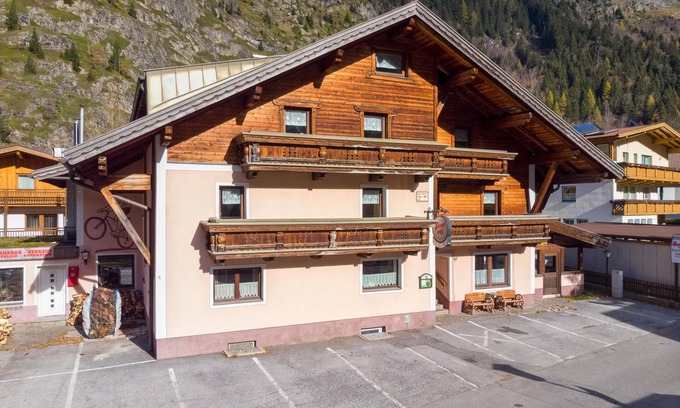 Huben House | Inviting Group Retreat with Private Sauna and Spa Access