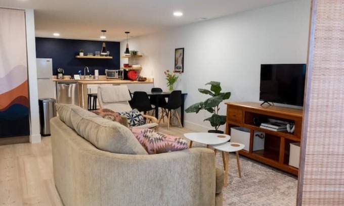 Highlands House | Private Entry Guest Suite with Breakfast & Family Amenities