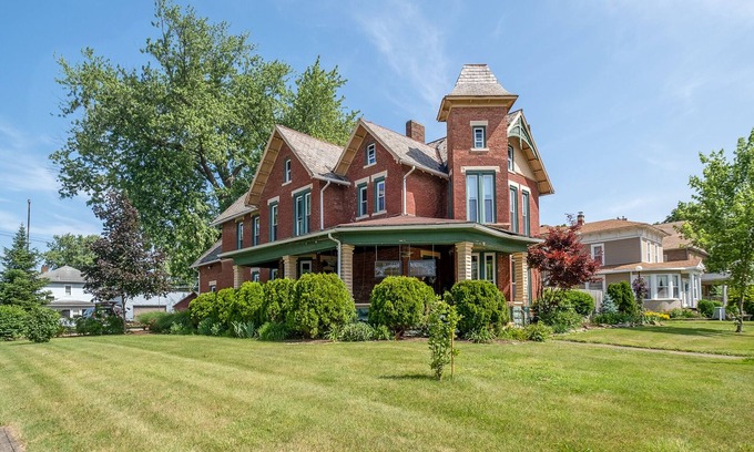 Dover House | Historic Home with Spa, Pets Welcome & Hot Tub Retreats