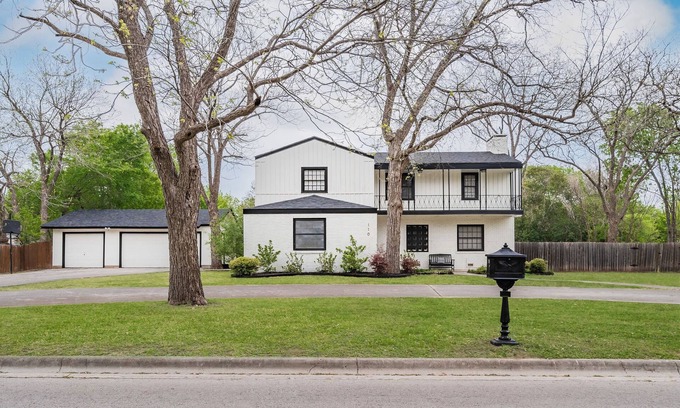 Lockhart House | Historic Home with Ocean View and Spa Near Downtown Lockhart