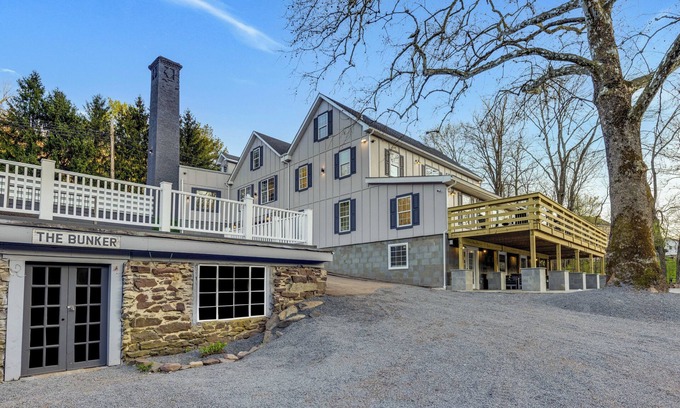 Kintnersville House | ★★★★★SPACIOUS HISTORIC MANSION WITH JACUZZI & SAUNA CLOSE TO MAJOR HIKING TRAILS