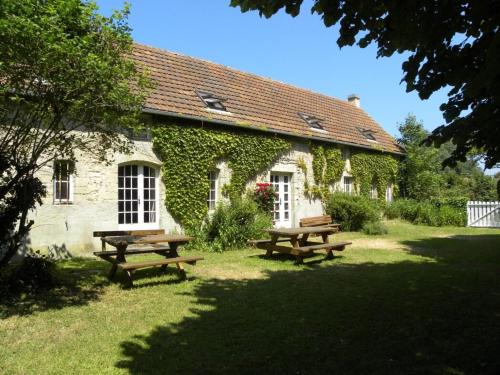 Asnieres-en-Bessin House | Cozy Holiday Home Near Omaha Beach - 4-Star Family Retreat