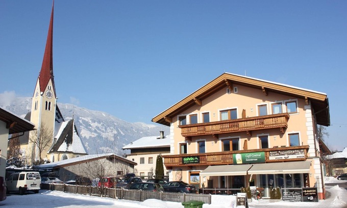 Uderns Apartment | Inviting Holiday Flat Near Ski Area with Family-Friendly Amenities
