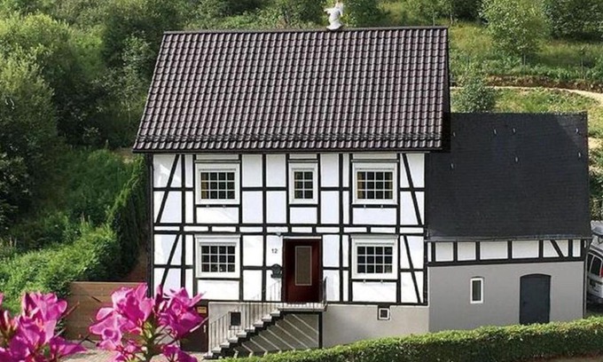 Groenebach House | Welcoming Holiday Home in Winterberg with Terrace & Kitchen