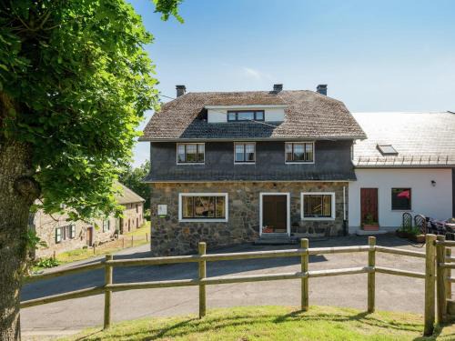 Amel House | Family-Friendly Holiday Home with Expansive Garden Oasis