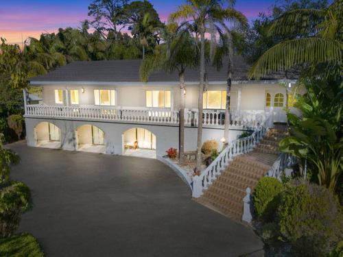 Dural House | Inviting Dural Vacation Home with Tennis Court & Pool