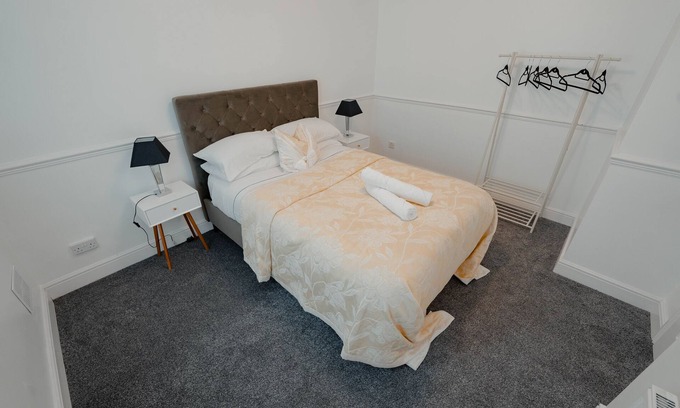 Sheffield House | Convenient Home Near City Centre & Peak District Attractions