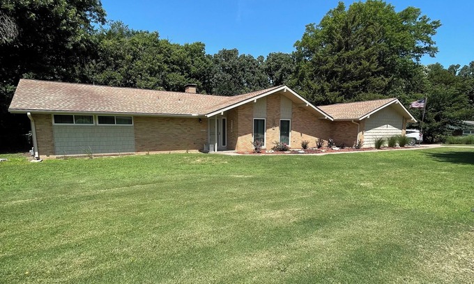 Ponca City House | Guest Rated 10/10 Home Near Marland Mansion & Pioneer Woman