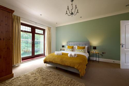 Wolverhampton House | Family-Friendly Escape for Large Groups & Contractors