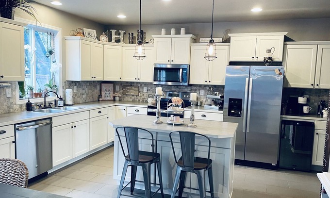 Bethel-Danebo House | Inviting Home Near World Athletic Championships with Kitchen