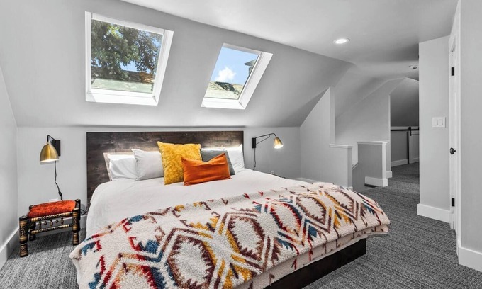 Hanover Place House | Inviting Retreat in the Heart of Kansas City with Spa & Breakfast