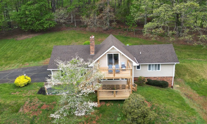 Warrensville House | Relaxing Pet-Friendly Retreat in the Blue Ridge Mountains