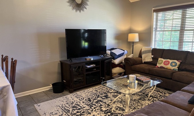Oxford House | Central Oxford Retreat with Pet-Friendly Amenities