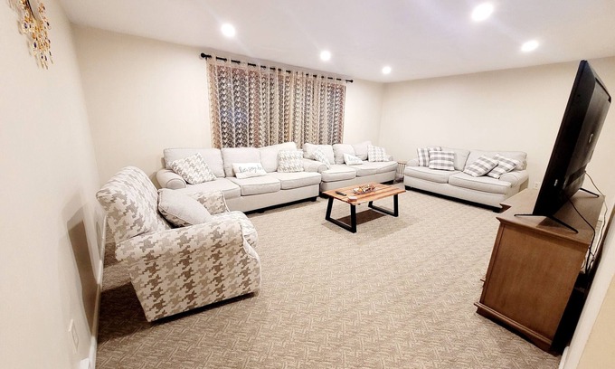 Cheektowaga House | Ideal Pet-Friendly Retreat near Buffalo & Niagara Falls