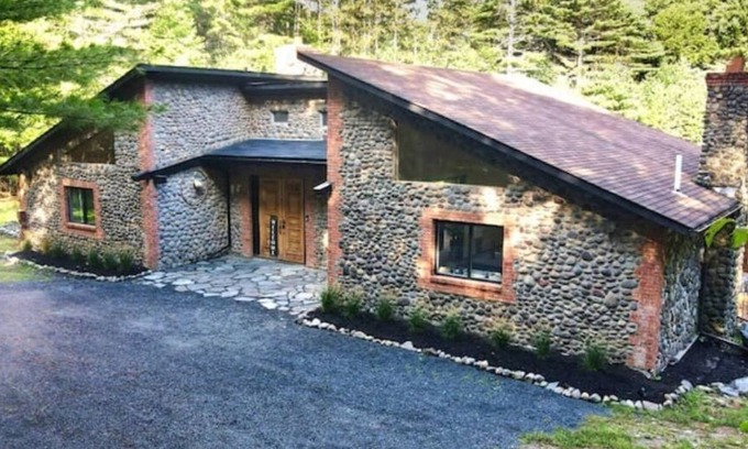 Pond Eddy House | Discover The Stone Mason - Modern Home Near NYC