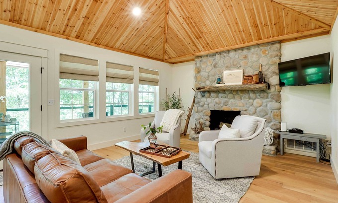 Beaver Shores House | Guest Rated 9.6: Cozy Home on Beaver Lake with Fire Pit