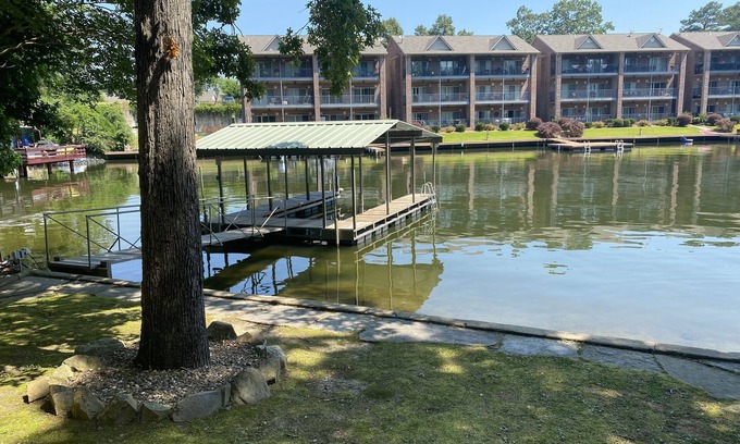 Lakeland House | Pet-Friendly Retreat on Lake Hamilton with Boat Dock & Kayaks