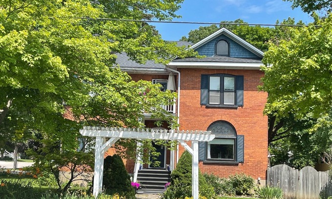 Meaford House | Ideal Family Retreat with Spa, Hot Tub & Pet-Friendly Amenities