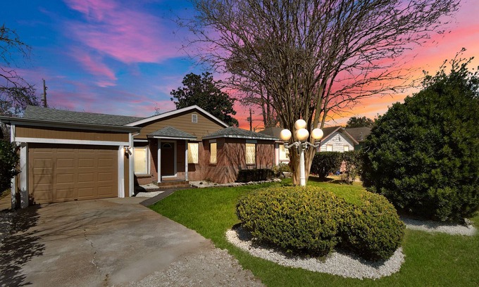 Texas City House | Modern Escape with King Bed near Kemah and Galveston