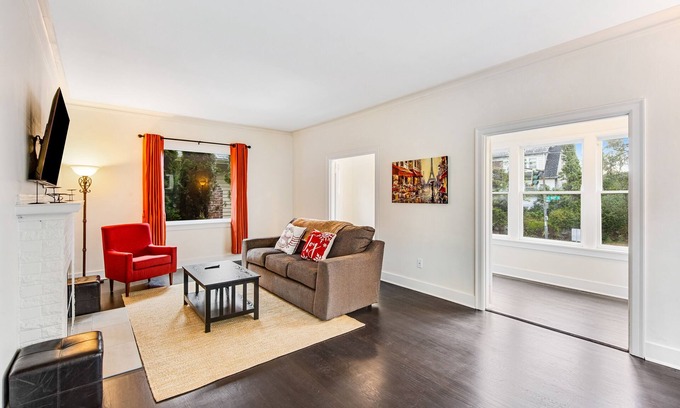 Wallingford House | Family-Friendly Home with Yard, Patio & Sunroom near UW