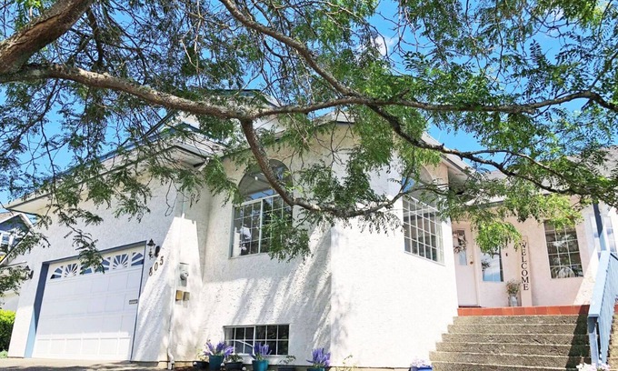 Saanich East House | Convenient Home with Ocean Views in Vibrant Victoria